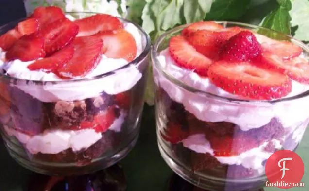 Easy Strawberry Cheesecake Trifle
