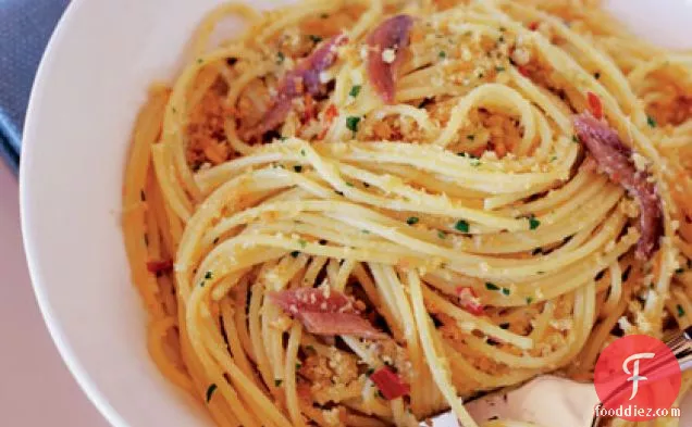 Spaghetti with Anchovies and Bread Crumbs (Spaghetti con Acciughe e Mollica)