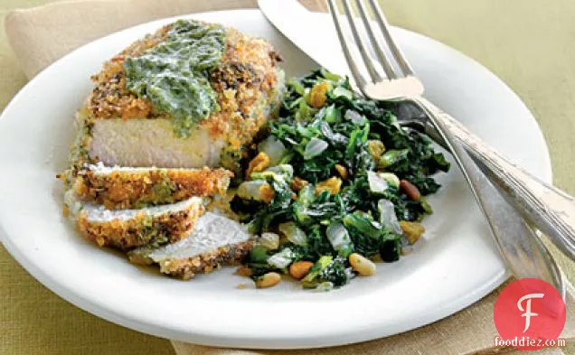 मीठे और खट्टे कोलार्ड के साथ पेस्टो-क्रस्टेड पोर्क चॉप