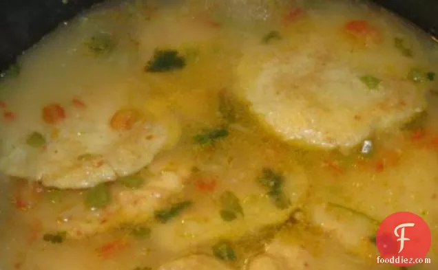 सोपा डे कैपिरोतादास होंडुरेनस (पनीर और कॉर्नमील केक सूप)