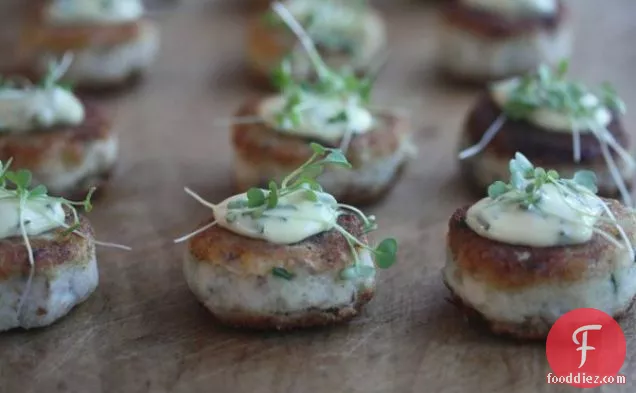 कॉर्न टार्टर सॉस के साथ स्मोक्ड फिश केक