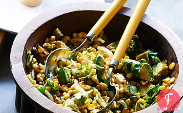 चिपोटल विनैग्रेट के साथ ग्रिल्ड कॉर्न पोब्लानो सलाद