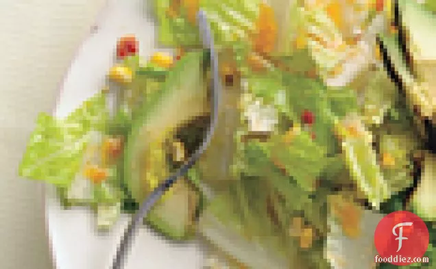 रोमेन, ग्रिल्ड एवोकैडो, और स्मोकी कॉर्न सलाद चिपोटल-सीज़र ड्रेसिंग के साथ