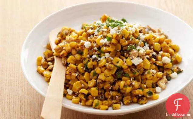 चूने, लाल मिर्च और कोटिजा के साथ ग्रील्ड कॉर्न सलाद