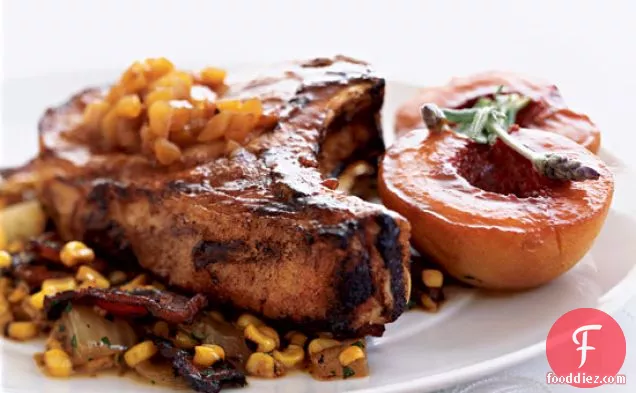 मकई सलाद और लैवेंडर पीच सॉस के साथ ग्रील्ड पोर्क चॉप