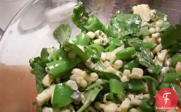 ब्लू चीज़ विनैग्रेट के साथ कॉर्न एंड स्नैप मटर सलाद