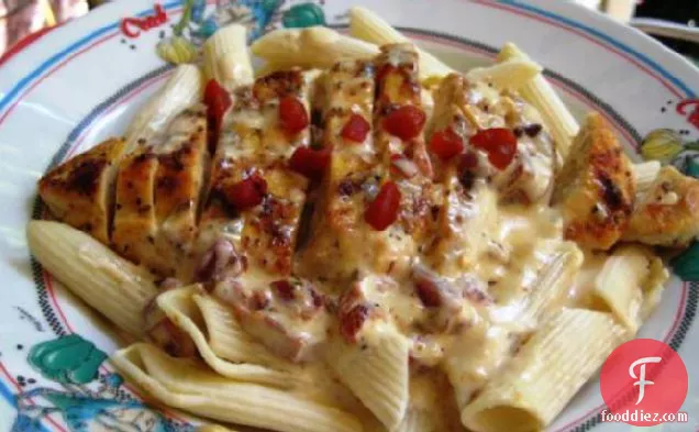 Pasta With Chicken and Roasted Red Pepper Cream Sauce