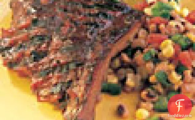 मकई और काली आंखों वाले मटर के सलाद के साथ बारबेक्यू की गई पसलियां