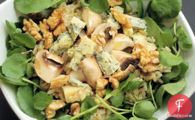 शाहबलूत मशरूम, नीले पनीर और पानी के साथ साबुत अनाज चावल