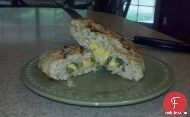 जलापेनो और चेडर भरवां टर्की बर्गर