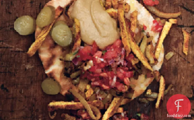 टमाटर के स्वाद और ताहिनी सॉस के साथ तुर्की शावरमा