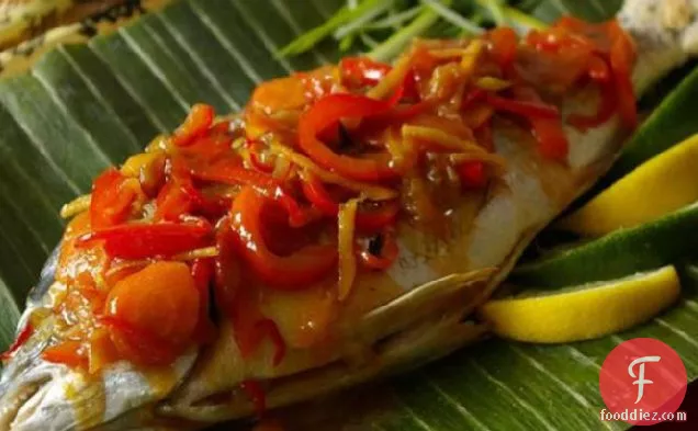 मीठी और खट्टी सब्जियों के साथ चीनी नव वर्ष की पूरी मछली