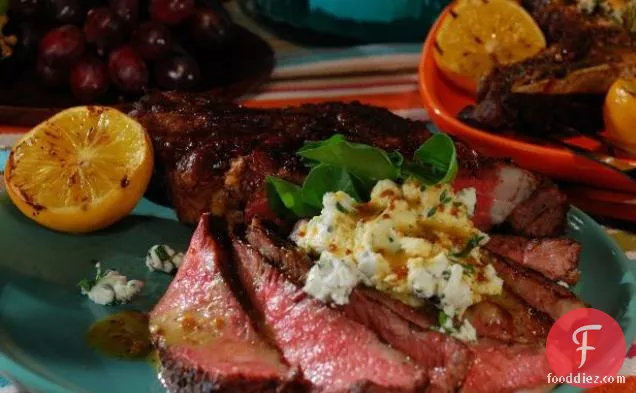 बकरी पनीर, मेयर नींबू-शहद सरसों और जलकुंभी के साथ रिब आँखें