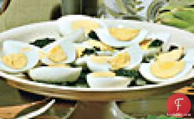 जलकुंभी और अजमोद सॉस के साथ फार्म अंडे