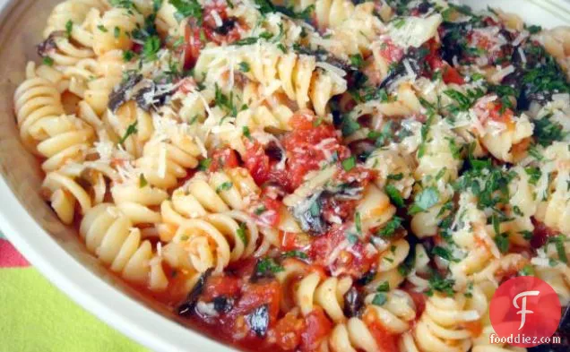 Fresh Tomato and Basil Pasta With Toasted Pine Nuts