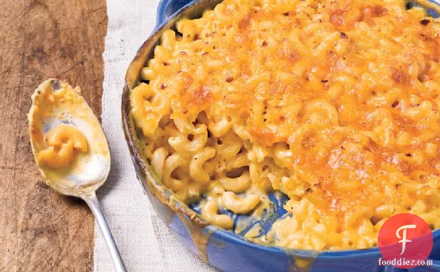 Classic Baked Macaroni and Cheese