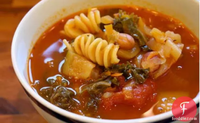 Hearty Tomato Soup With Chicken and Pasta