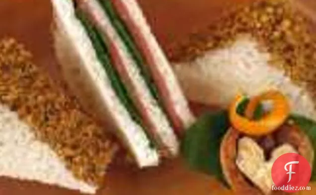 चार्ली पामर की चाय सैंडविच ऑफ बीफ, मसालेदार अखरोट