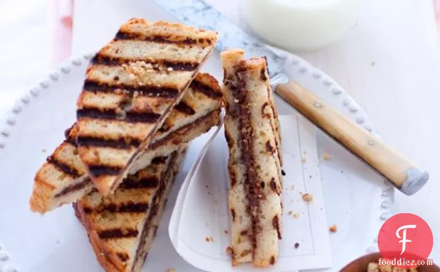 टोस्टेड ब्रियोच, पोच्ड एग, वॉटरक्रेस और सेब का सलाद