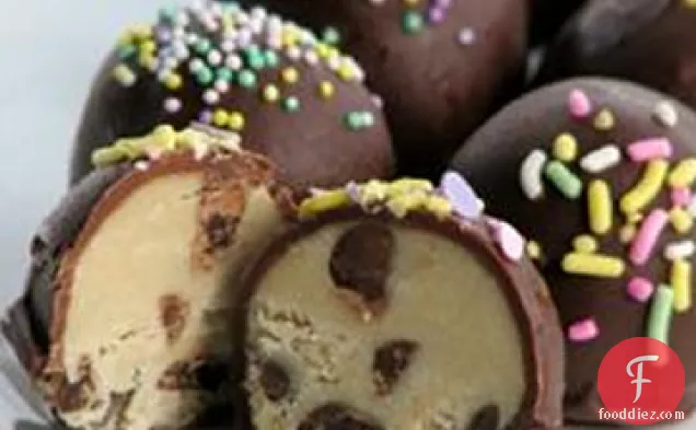 जमे हुए चॉकलेट चिप कुकी आटा गेंदों