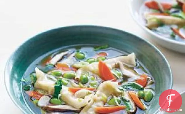 शिटेक रेसिपी के साथ एशियन डंपलिंग सूप