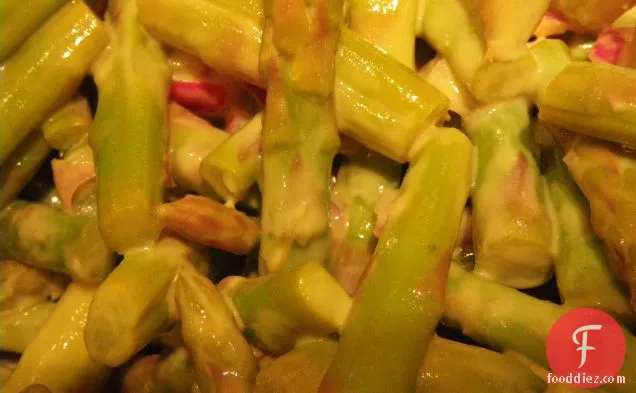 बादाम मेयोनेज़ के साथ शतावरी केकड़ा सलाद