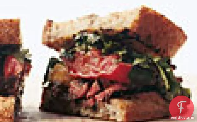 रिब-आई और भुना हुआ-टमाटर सैंडविच