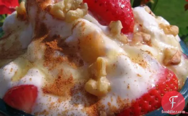 ग्रीक योगर्ट और फलों का सलाद