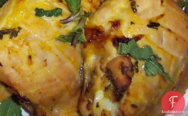 एक टकसाल और दही सॉस के साथ ग्रील्ड चिकन