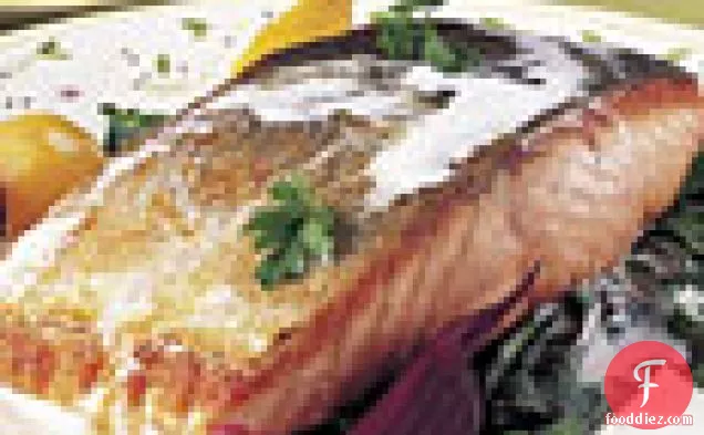 हॉर्सरैडिश क्रीम, मीठे और खट्टे बीट्स, और सिंहपर्णी साग के साथ आर्कटिक चार