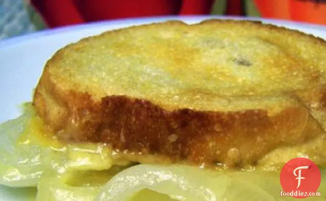 बेक्ड प्याज फ्रेंच ब्रेड के साथ सबसे ऊपर है