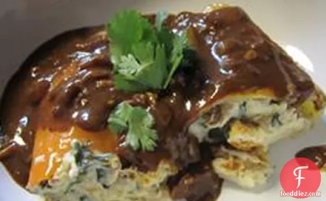 चिकन भरवां मिर्च एनचिलाडा सॉस के साथ