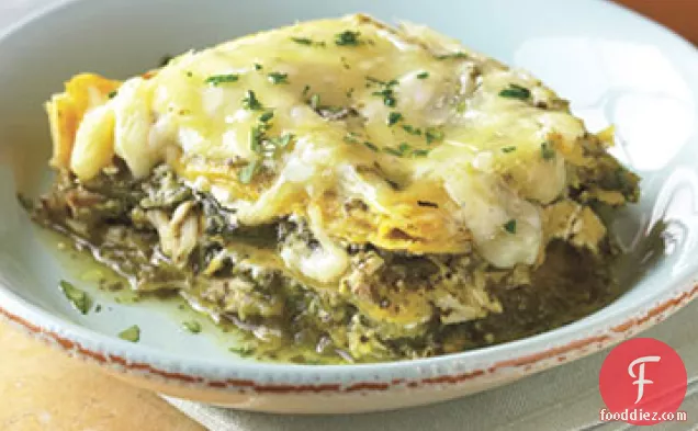 साल्सा वर्डे और पनीर के साथ स्टैक्ड चिकन एनचिलाडस