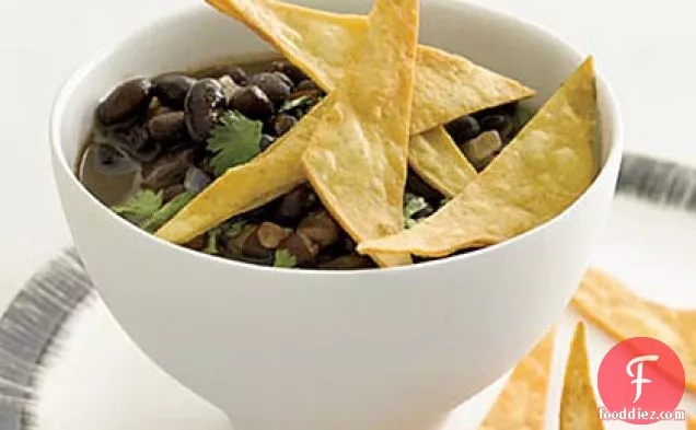 खस्ता टॉर्टिला के साथ ब्लैक बीन सूप