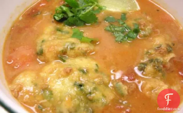 कोरिज़ो चिकन सूप में सीताफल लाइम कॉर्न मील पकौड़ी
