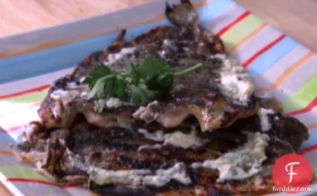 नींबू-अजमोद मक्खन के साथ ग्रील्ड बटरफ्लाइड ट्राउट