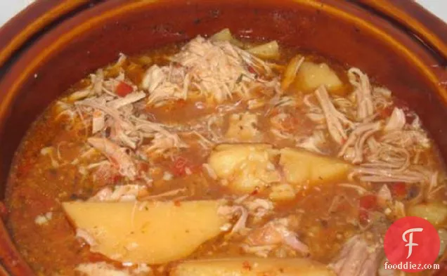 गुआजिलो मसालेदार सूअर का मांस और आलू (पुएरको वाई पापा अल गुआजिलो)
