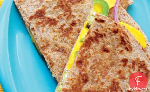 बकरी पनीर और आम क्साडिलस