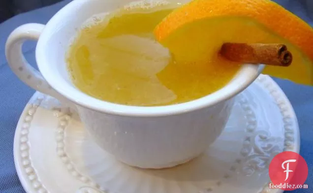 गर्म नारंगी बादाम पेय