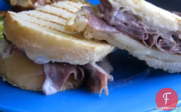 हरी मिर्च रोस्ट बीफ सैंडविच