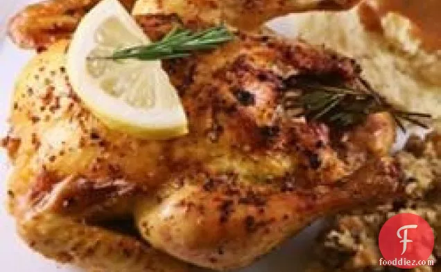 लहसुन और मेंहदी के साथ कोर्निश खेल मुर्गियाँ