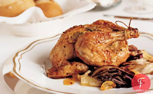 गार्लिक रेडिकियो के साथ चमकता हुआ कोर्निश मुर्गियाँ