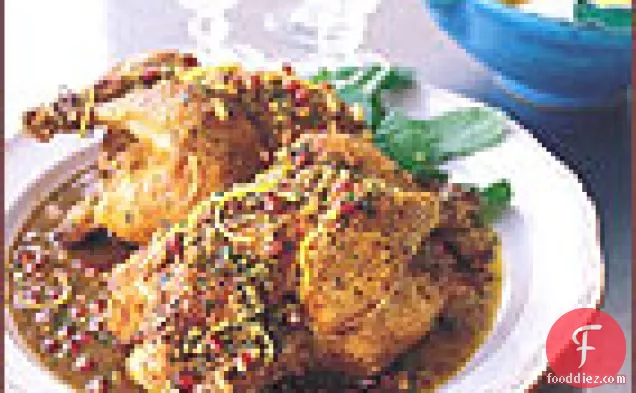 अनार और नींबू के साथ कोर्निश मुर्गियाँ