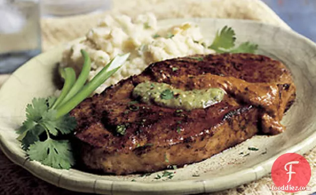 साल्सा वर्डे और एंको चिली सॉस के साथ पैन-फ्राइड स्टेक