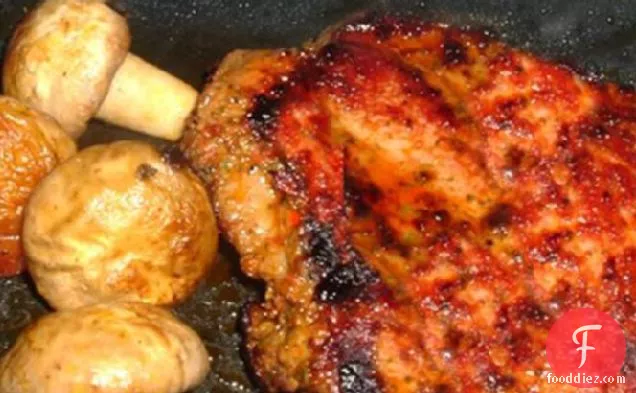 स्मोक्ड गौडा ग्रिट्स पर ग्रिल्ड मेपल चिपोटल पोर्क चॉप्स