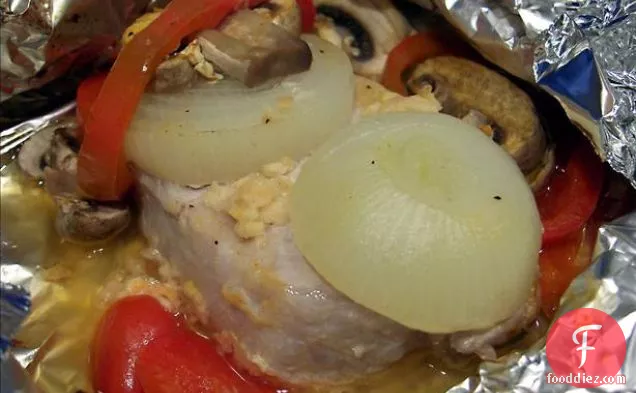 मशरूम ग्रेवी में नम बेक्ड ब्रेडेड पोर्क चॉप्स