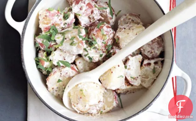 आलू सलाद के साथ पोर्क कटलेट