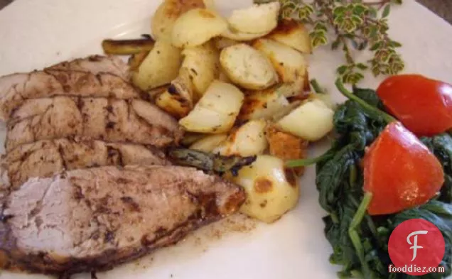 लहसुन और अजवायन के फूल के साथ रसदार बाल्समिक-चमकता हुआ पोर्क टेंडरलॉइन