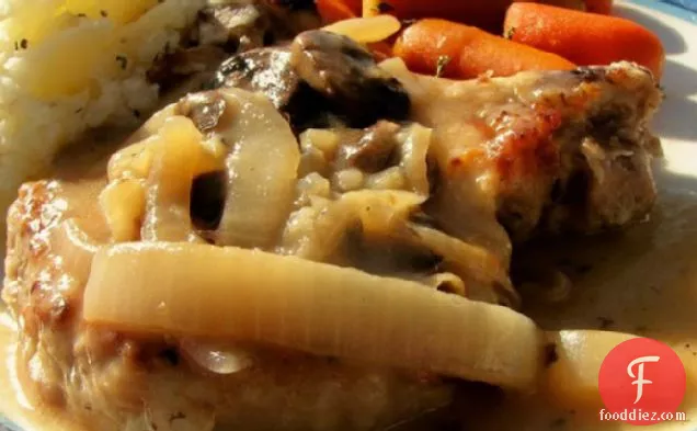 मशरूम प्याज की ग्रेवी के साथ पोर्क लोई चॉप