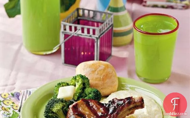 स्मोक्ड गौडा ग्रिट्स पर ग्रिल्ड मेपल चिपोटल पोर्क चॉप्स